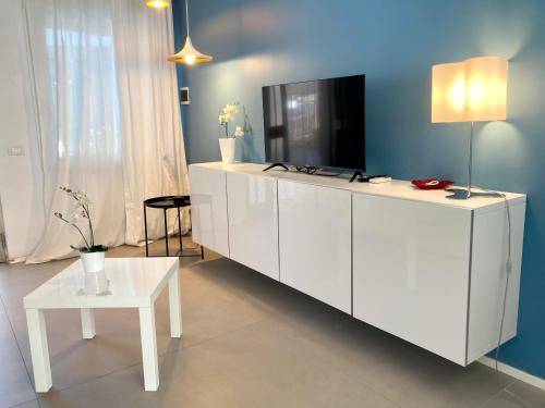 un armadietto bianco con una TV sopra di Villa Italia - Marina di Lesina a Lesina