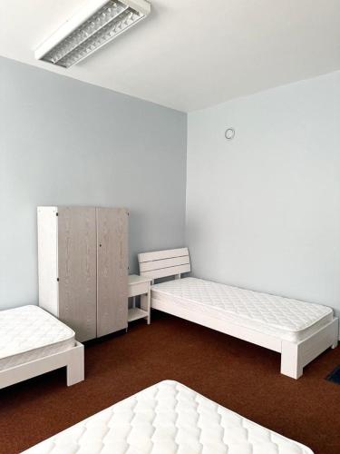 een kamer met drie bedden in een kamer bij HOSTEL/HOTELL 3A in Maardu