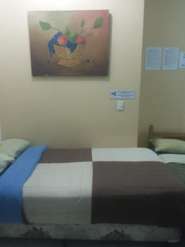 ein Schlafzimmer mit 2 Betten und einem Wandgemälde in der Unterkunft Hostal-de don Pablo Del Centro Comercial in Quito