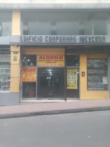 ein Geschäft an der Seite einer Straße in der Unterkunft Hostal-de don Pablo Del Centro Comercial in Quito