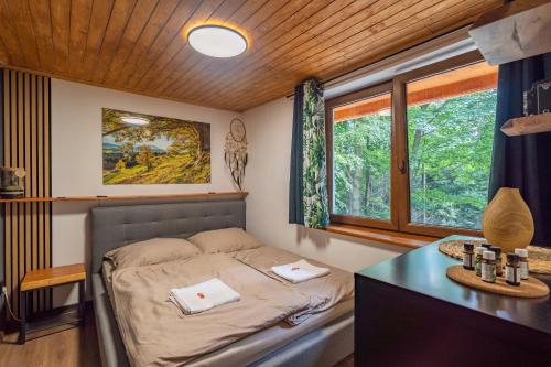 een kleine slaapkamer met een bed en een bureau bij Wellness chata Chalet de Glatz in Komorní Lhotka