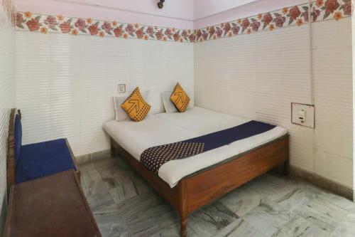 מיטה או מיטות בחדר ב-Flagship Hotel Maitry