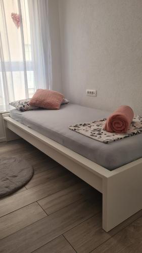 ein Bett mit zwei Kissen auf einem Zimmer in der Unterkunft Apartment Merry - Free private Parking & Garage in Mostar