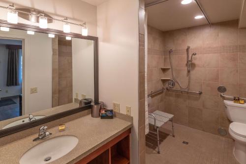 y baño con lavabo, aseo y ducha. en Best Western Plus Clocktower Inn en Billings