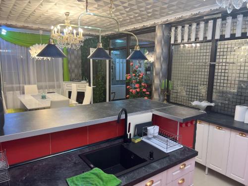 uma cozinha com um lavatório e uma bancada em Casa verde em Săcălaz