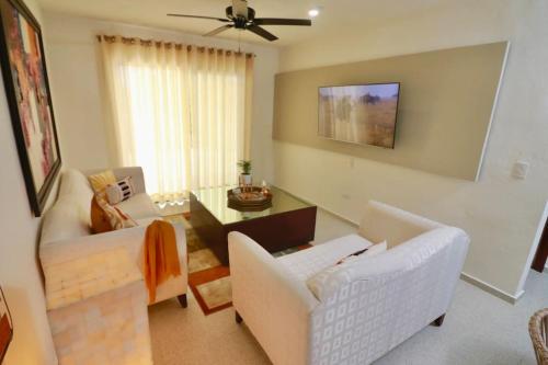 ein Wohnzimmer mit Sofa und Tisch in der Unterkunft Casa Belcher (Ray's) in Cozumel