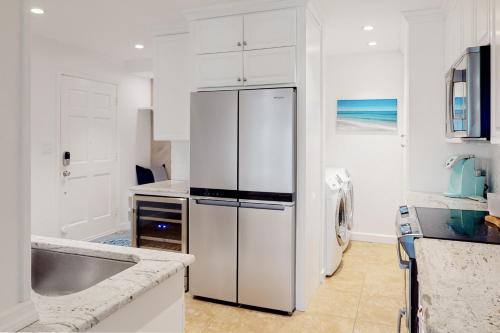 una cucina con frigorifero in acciaio inossidabile di Tortugas De Mar, Unit 303B a Clearwater Beach