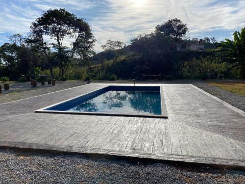 uma piscina no meio de um quintal em Eco Chalés Pedra Bela em Pedra Bela