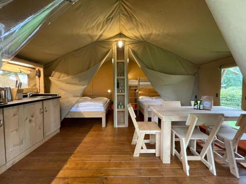 uma tenda com uma mesa e cadeiras em Safari Tent M em Berdorf