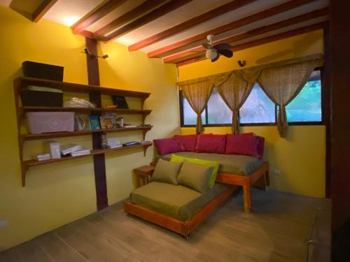 un soggiorno con divano e sedia di Las Plumas de Cabuya a Cabuya