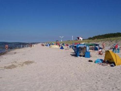 a group of people on a sandy beach at Ferienwohnung Lütt-Matt´n -01 in Ahlbeck