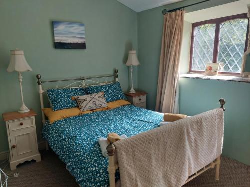 Un dormitorio azul con una cama con un osito de peluche. en Charming 2-Bed Cottage in Hebden Bridge en Hebden Bridge