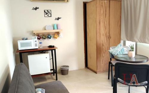 ein Wohnzimmer mit einem Tisch und einer Mikrowelle in der Unterkunft Hospedaje Aldana - Habitación L E R D O en zona centro in Tuxpan de Rodríguez Cano