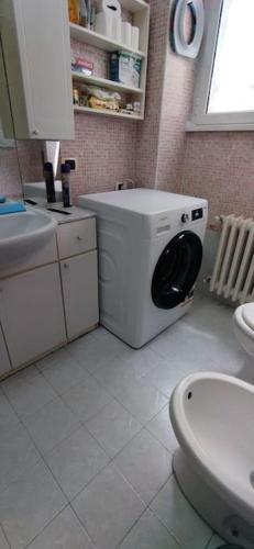 ローマにあるClaudia 's Houseのバスルーム(洗濯機、シンク付)