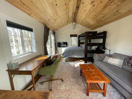 una sala de estar con un sofá y una cama en Sleepy Hollow in Ferncliff - Hot Tub, en Allenspark