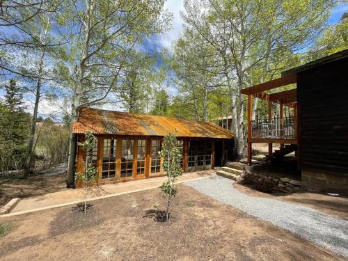 una cabaña en el bosque con techo en Sleepy Hollow in Ferncliff - Hot Tub, en Allenspark