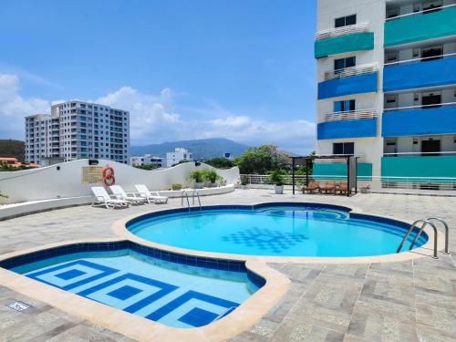 una piscina en la azotea de un edificio en Apartamentos con vista al mar Brisa Marina Rodadero - by Bedviajes, en Santa Marta