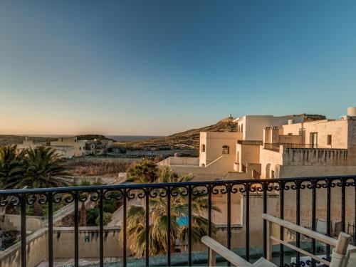 - Balcón con vistas a la ciudad en Gozo Escape, en Għasri
