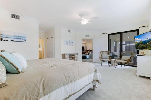 een slaapkamer met een groot bed en een woonkamer bij STUNNING New Construction Condo close to everything! - Condo Coastal Soul - Roelens Vacations in Fort Myers Villas