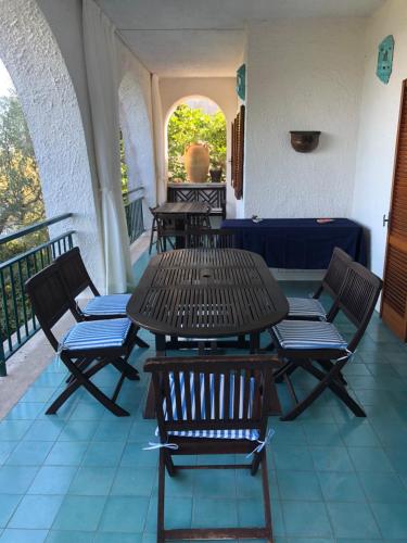 カストロ・ディ・レッチェにあるVilla vista mareのバルコニー付きの客室で、テーブルと椅子が備わります。
