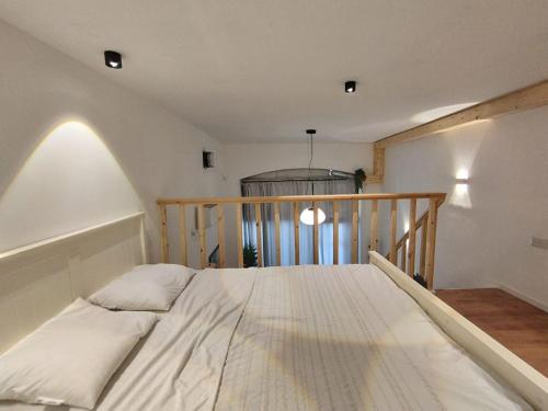 sypialnia z dużym łóżkiem w pokoju w obiekcie U Sea Apartment -1# Location Next to Beach w Tel Awiwie