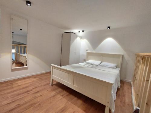 sypialnia z dużym białym łóżkiem w pokoju w obiekcie U Sea Apartment -1# Location Next to Beach w Tel Awiwie