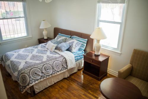 1 dormitorio con 1 cama con 2 lámparas y 1 silla en Vacation house near downtown DC Free Parking, en Washington