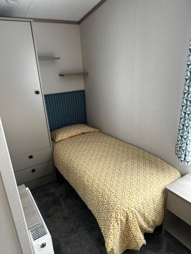 Postel nebo postele na pokoji v ubytování Fairway 6 Lilliardsedge Caravan Hire