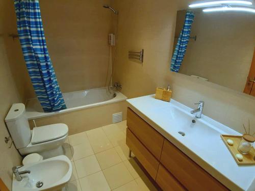La salle de bains est pourvue de toilettes, d'un lavabo et d'une baignoire. dans l'établissement Cardeal´s Nest, à Lisbonne