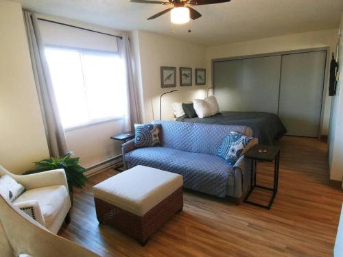 een woonkamer met een bed en een bank bij Seagull's Nest in the heart of Long Beach in Long Beach