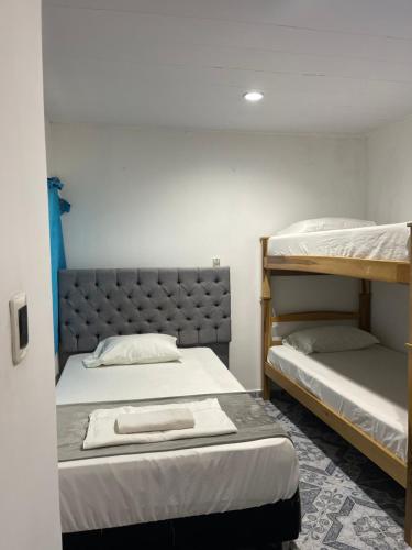 - une chambre avec deux lits superposés et un canapé-lit dans l'établissement HospedajeLR, à Barrancabermeja