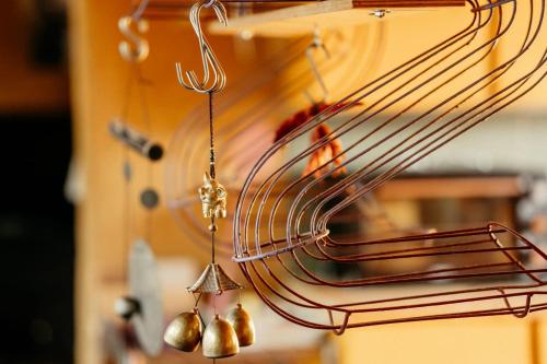 a wire rack with onions and other kitchen utensils at Purple Papillon in Heuvelland