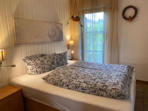 a bedroom with a bed and a window at Ferienwohnungen Elsterblick Bad Elster in Bad Elster