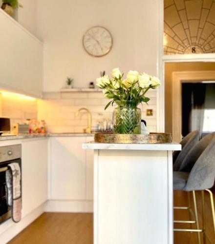 Seaside Balcony Retreat By Mrs Butler Relocation Accommodation Brighton photo 10