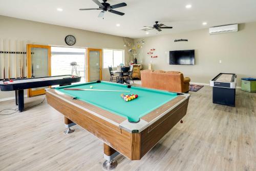 Una mesa de billar en Epic Family Getaway with Pool, Game Room and Fire Pit!