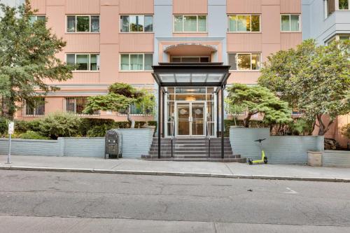 Muka bangunan atau pintu masuk Downtown Seattle Condo with Rooftop Deck and Views!