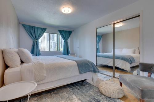 um quarto com uma cama grande e um espelho em Downtown Seattle Condo with Rooftop Deck and Views! em Seattle