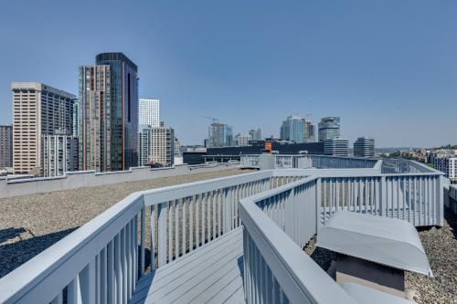 Balkoni atau teres di Downtown Seattle Condo with Rooftop Deck and Views!