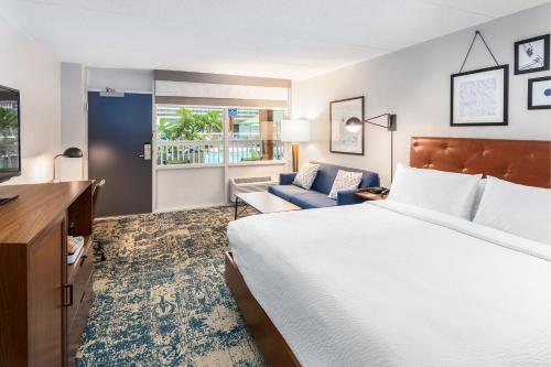 una camera d'albergo con letto e sedia di Four Points by Sheraton Eastham Cape Cod a Eastham