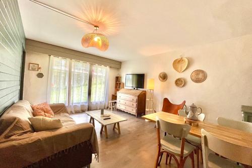 sala de estar con sofá y mesa en Spacious bright apartment en Combloux