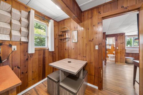 cocina con paneles de madera y pared de madera en CedarWood Inn, en Hendersonville