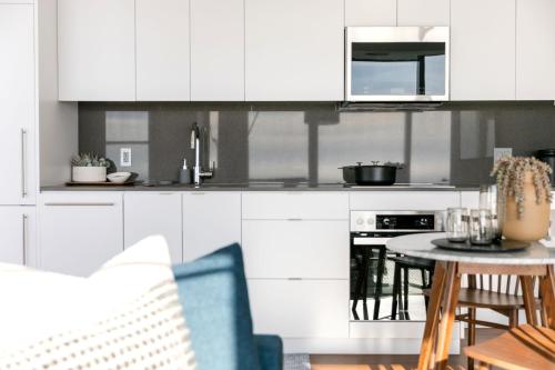 A cozinha ou kitchenette de Award-Winning One-Bedroom Suite at Telus Sky