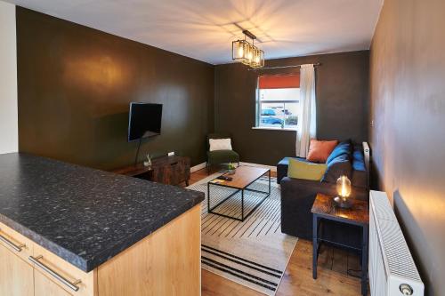 kuchnia i salon z kanapą i stołem w obiekcie Spacious 4-bed, 3-bath home perfect for large groups w mieście Tamworth