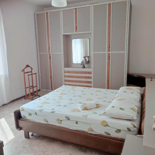 a bedroom with a bed and a dresser at Casa Tanja in Pescara