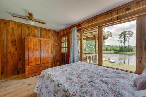ein Schlafzimmer mit einem Bett und einem großen Fenster in der Unterkunft Spacious Buena Vista Cabin with Lake Views and Deck 