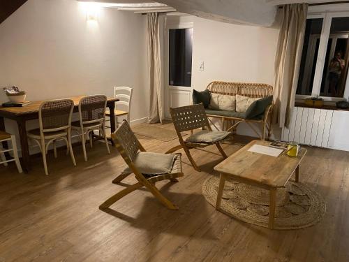 - un salon avec des chaises, une table et un canapé dans l'établissement Le Clos du Avre, à Breux-sur-Avre