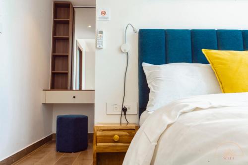 Postel nebo postele na pokoji v ubytování SOLEA 1 bedroom apartment - Central, comfortable, cozy, balcony, pool, gym