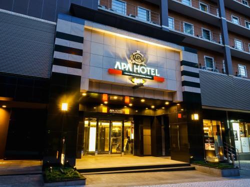 una entrada a un hotel de apartamentos por la noche en APA Hotel Osaka Tanimachi Yonchome-Ekimae en Osaka