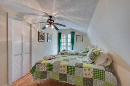 sypialnia z łóżkiem i wentylatorem sufitowym w obiekcie Relaxing Buena Vista Getaway with Lush Lake Views 