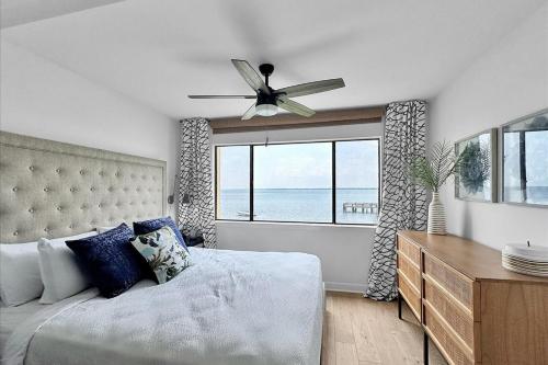 een slaapkamer met een bed en een plafondventilator bij Sunset Harbor Palms 1-204 in Navarre
